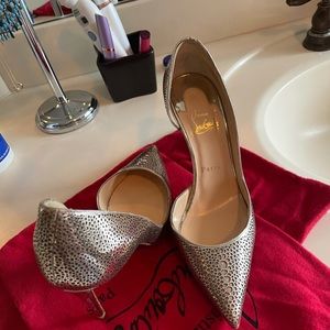 ChRISTIAN LOUBOUTIN Iriza pointy toe pump !!